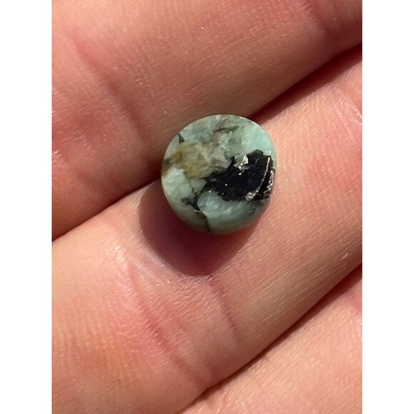 28.50cts Emerald Parcel - Custom Cut in display case - Picture 9 of 10